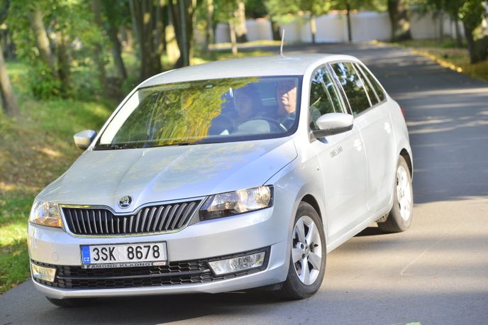 Volební komise s přenosnou urnou na zámku v Lánech