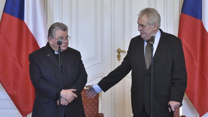 Prezident Miloš Zeman a kardinál Dominik Duka se sešli 4. března na Pražském hradě k podpisu dokumentů řešících restituční nároky katolické církve v areálu Hradu.