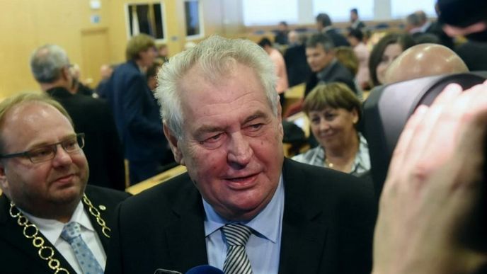 Prezident Miloš Zeman během návštěvy Moravskoslezského kraje. Vlevo hejtman Miroslav Novák