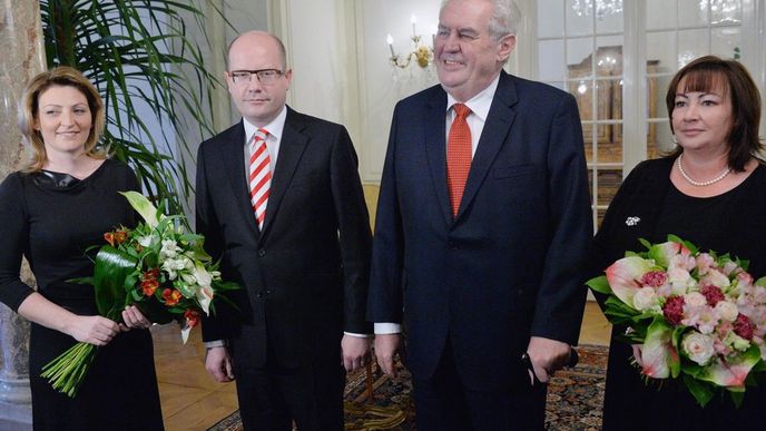 Prezident Miloš Zeman (druhý zprava) s manželkou Ivanou (vpravo) a premiér Bohuslav Sobotka s manželkou Olgou se sešli 2. ledna na zámku v Lánech, kam prezident pozval premiéra na novoroční oběd.