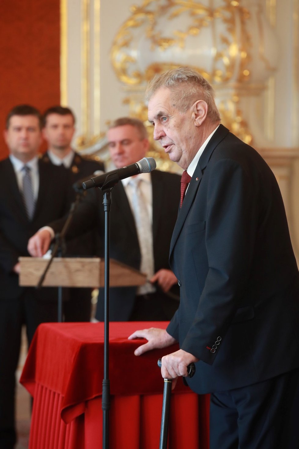 Prezident Miloš Zeman jmenoval na Pražském hradě 30. dubna nové ministry. Šéfku financí Alenu Schillerovou navíc &#34;povýšil&#34; na vicepremiérku.