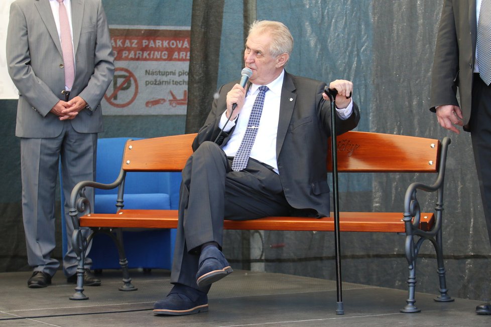 Od hodonínské armaturky dostal prezident Miloš Zeman lavičku, kterou si hned vyzkoušel. Řekl, že se mu bude na zahrádku dobře hodit.