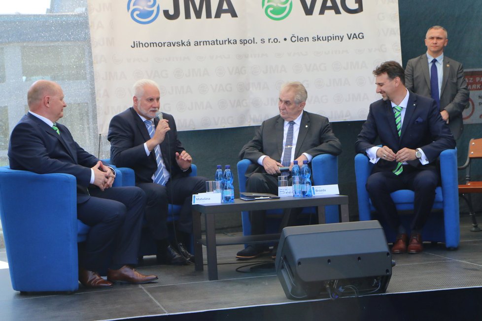 Prezident Miloš Zeman usedl společně s Jihomoravským hejtmanem Bohumilem Šimkem a vedením podniku před zaměstnance, aby s nimi diskutoval.