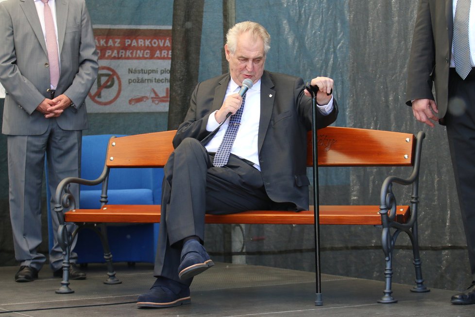 Od hodonínské armaturky dostal prezident Miloš Zeman lavičku, kterou si hned vyzkoušel. Řekl, že se mu bude na zahrádku dobře hodit.