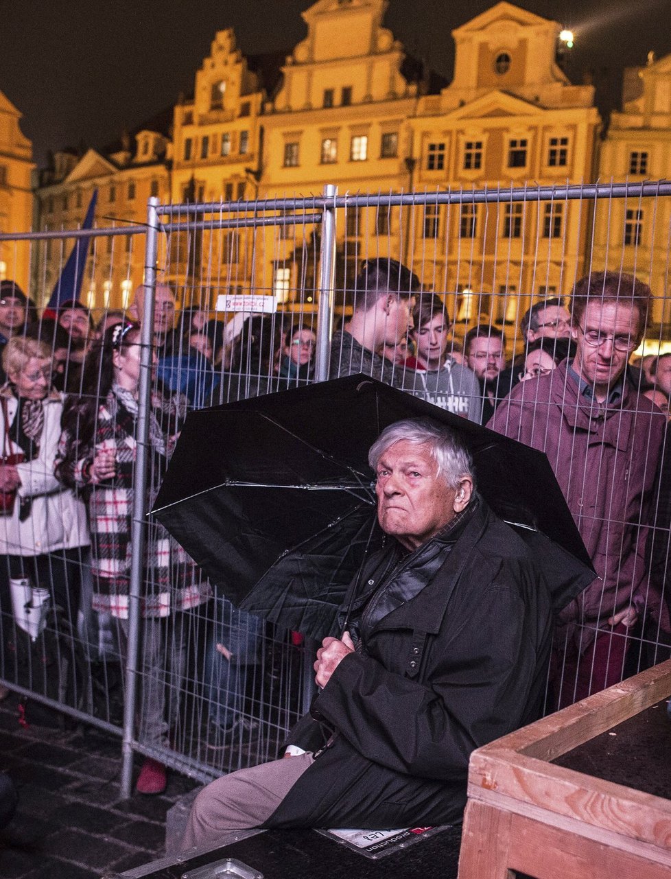 Jiří Brady na demonstraci na Staroměstském náměstí