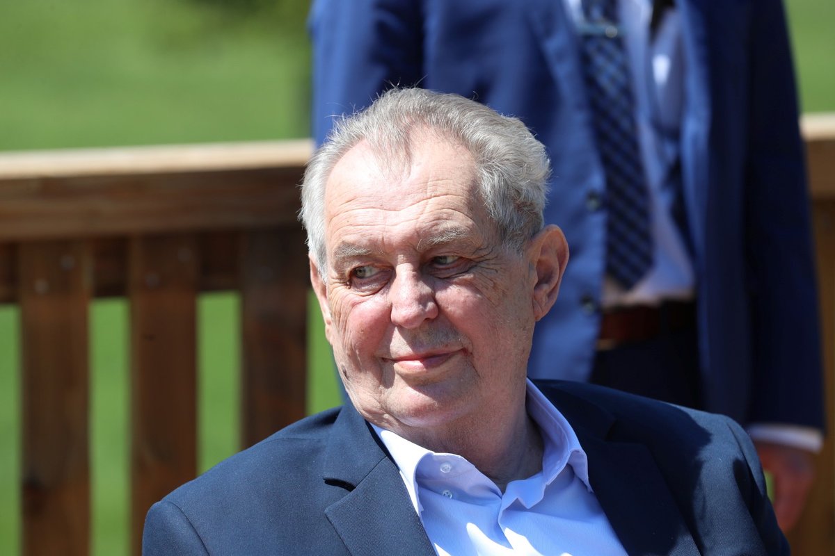 Prezident Miloš Zeman udeřil na BIS kvůli odposlechům