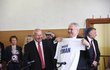 Z darovaného trička měl Miloš Zeman nestrojenou radost.