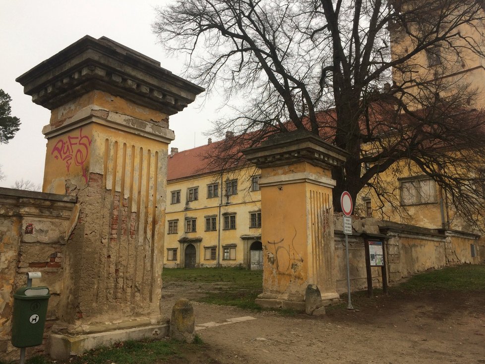 Chátrající zámek v Moravském Krumlově, někdejší sídlo slavné Slovanské epopeje