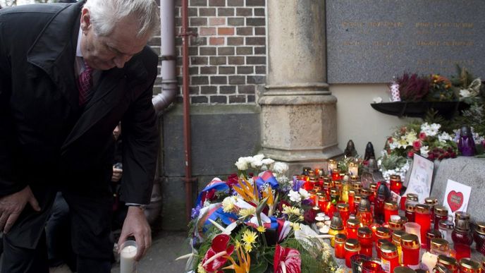 Prezident Miloš Zeman položil 18. prosince na Vinohradském hřbitově v Praze kytici a zapálil svíčku na hrobě bývalého prezidenta Václava Havla, který zemřel před dvěma lety.
