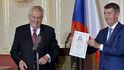 Prezident Miloš Zeman předal ministrovi financí Andreji Babišovi (ANO) milionový dluhopis