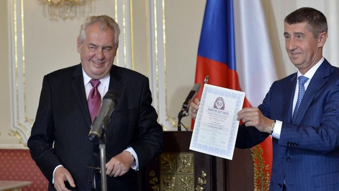 Prezident Miloš Zeman předal ministrovi financí Andreji Babišovi (ANO) milionový dluhopis Prezident Miloš Zeman předal ministrovi financí Andreji Babišovi (ANO) milionový dluhopis