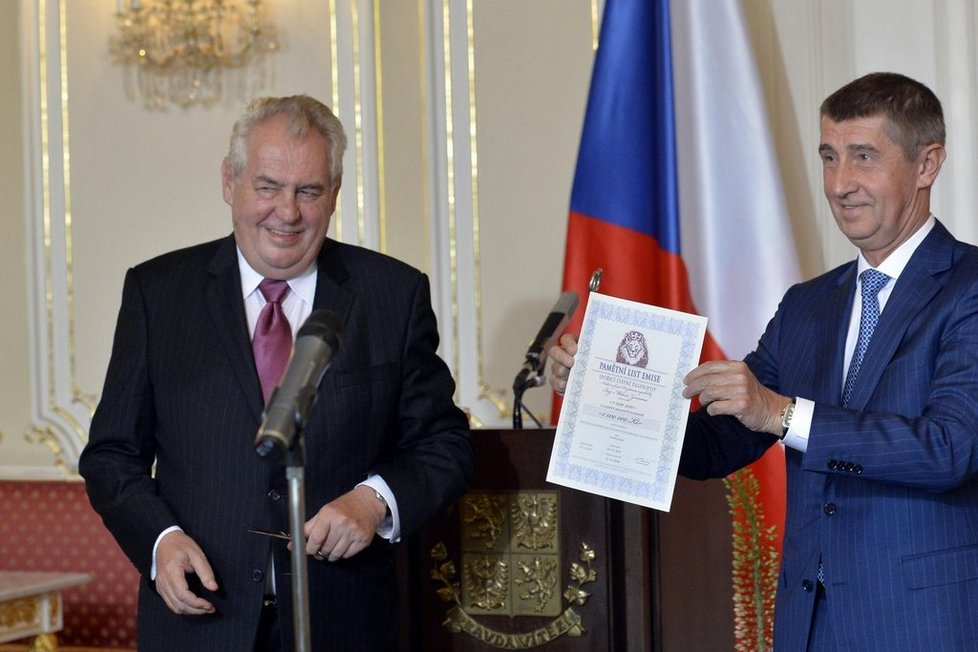 Prezident Miloš Zeman předal ministrovi financí Andreji Babišovi (ANO) milionový dluhopis.