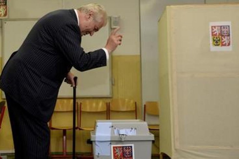 Prezident Miloš Zeman při hlasování v eurovolbách
