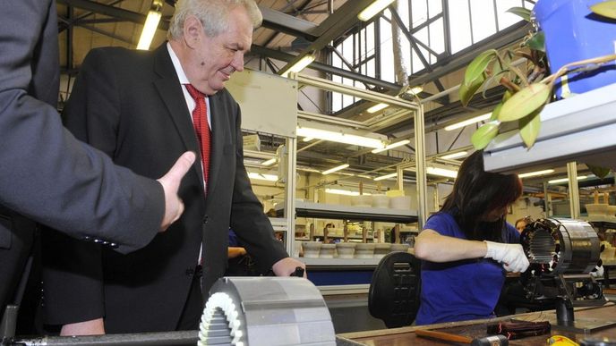 Prezident Miloš Zeman při návštěvě továrny na Olomoucku