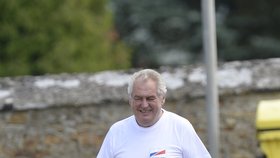 2014: Zeman při cestě ke člunu. Oblékl opět tričko Zemanovců