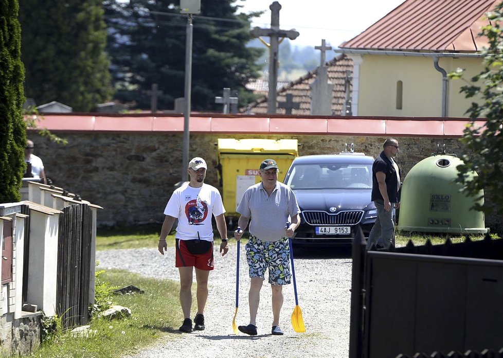 Prezident Zeman opět vyrazil k Veselskému rybníku na člun (2. července 2015).