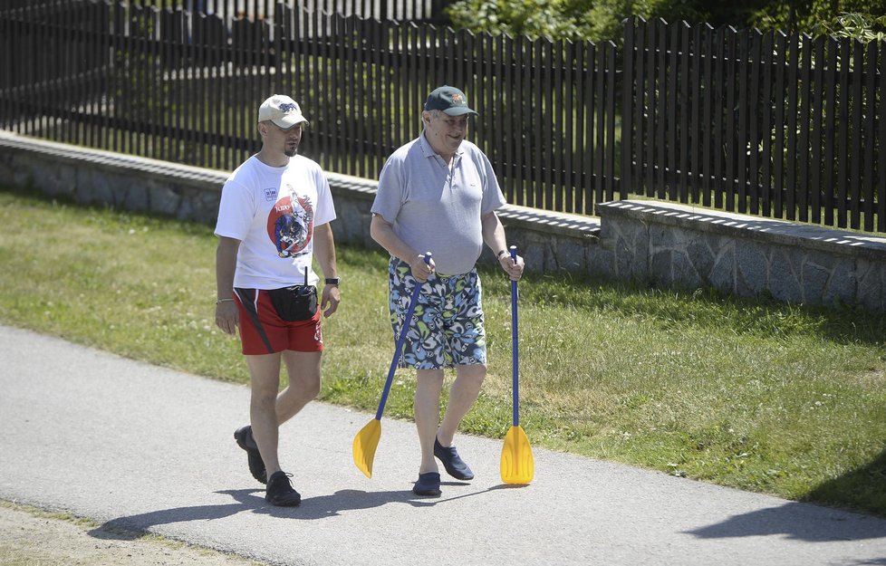 Prezident Zeman opět vyrazil k Veselskému rybníku na člun. (2. července 2015)