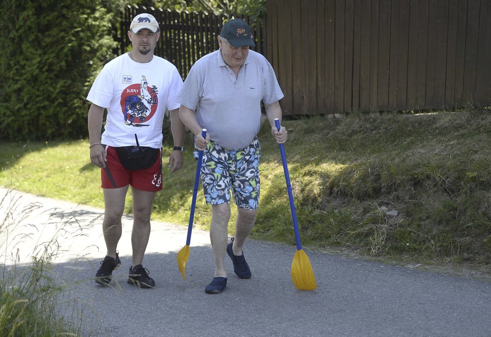 Prezident Zeman opět vyrazil k Veselskému rybníku na člun (2. července 2015).