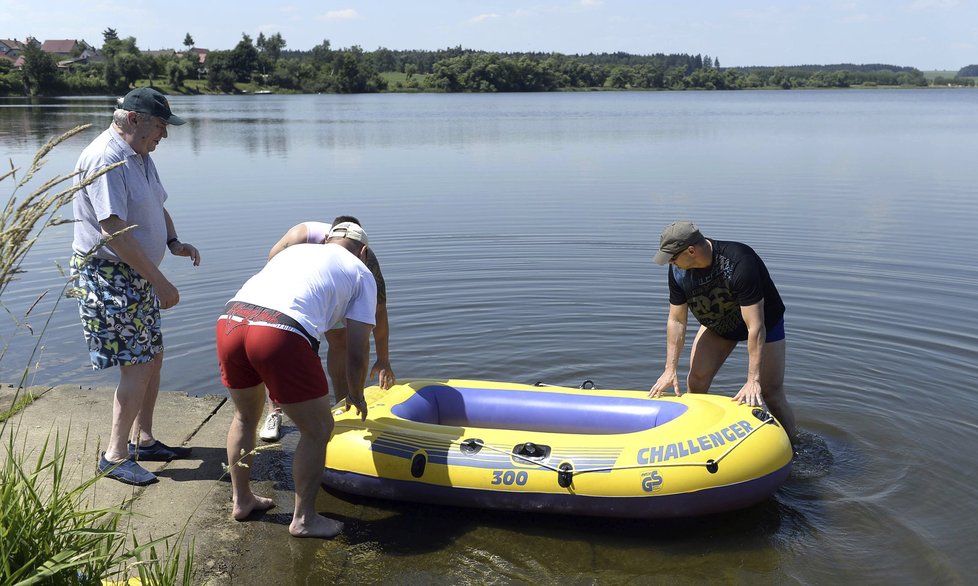 Prezidentská ochranka pomáhá Zemanovi při nástupu do člunu