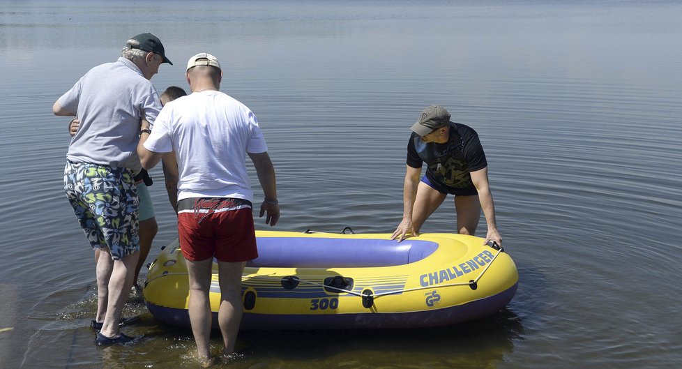 Prezidentská ochranka pomáhá Zemanovi při nástupu do člunu