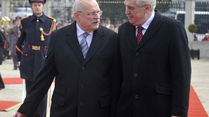 Prezident Miloš Zeman se při své první zahraniční návštěvě setkal se slovenským prezidentem Ivanem Gašparovičem