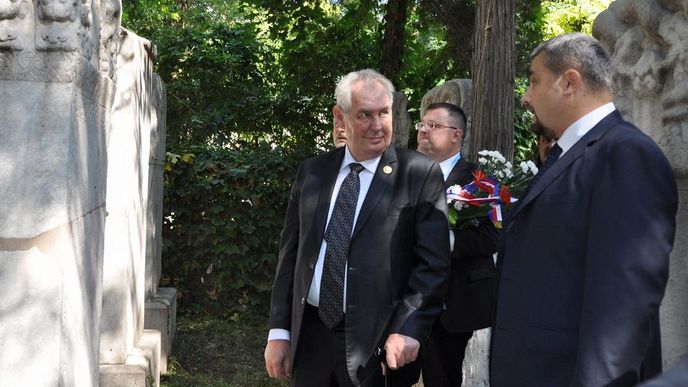 Prezident Miloš Zeman (uprostřed) navštívil 2. září během své návštěvy Číny hřbitov misionářů v Pekingu.