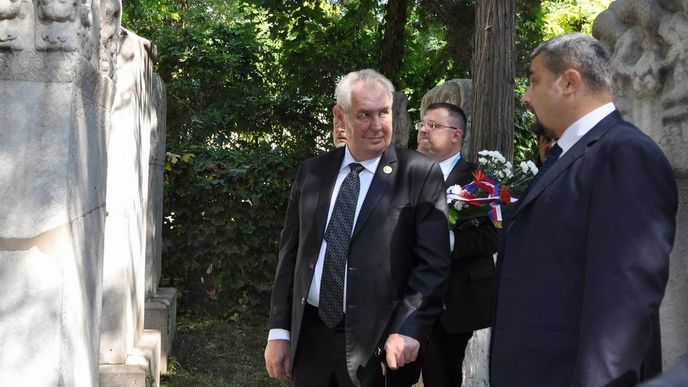 Prezident Miloš Zeman (uprostřed) navštívil 2. září během své návštěvy Číny hřbitov misionářů v Pekingu. Prezident Miloš Zeman (uprostřed) navštívil 2. září během své návštěvy Číny hřbitov misionářů v Pekingu.