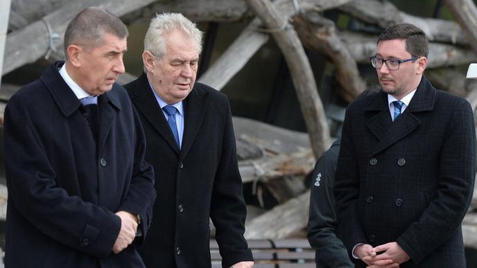 Prezident Miloš Zeman (uprostřed) navštívil 28. dubna farmu Čapí hnízdo v Olbramovicích na Benešovsku, kvůli níž čelí kritice vicepremiér a předseda hnutí ANO Andrej Babiš (vlevo). Na snímku vpravo je prezidentův tiskový mluvčí Jiří Ovčáček.