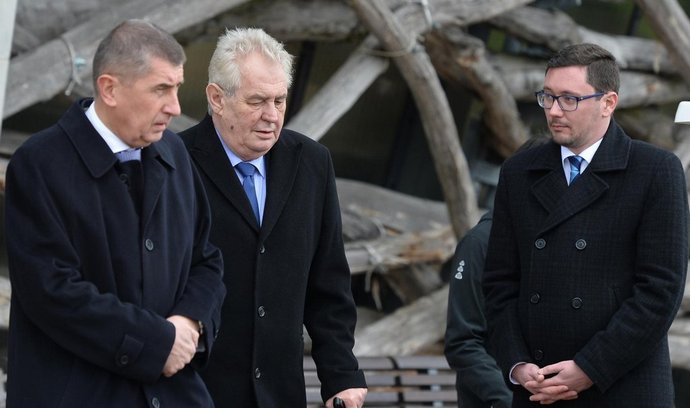 Prezident Miloš Zeman (uprostřed) navštívil 28. dubna farmu Čapí hnízdo v Olbramovicích na Benešovsku, kvůli níž čelí kritice vicepremiér a předseda hnutí ANO Andrej Babiš (vlevo). Na snímku vpravo je prezidentův tiskový mluvčí Jiří Ovčáček.
