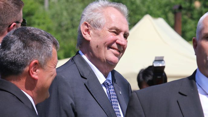 Prezident Miloš Zeman při návštěvě Kozojídek, které získaly ocenění jako Vesnice roku.