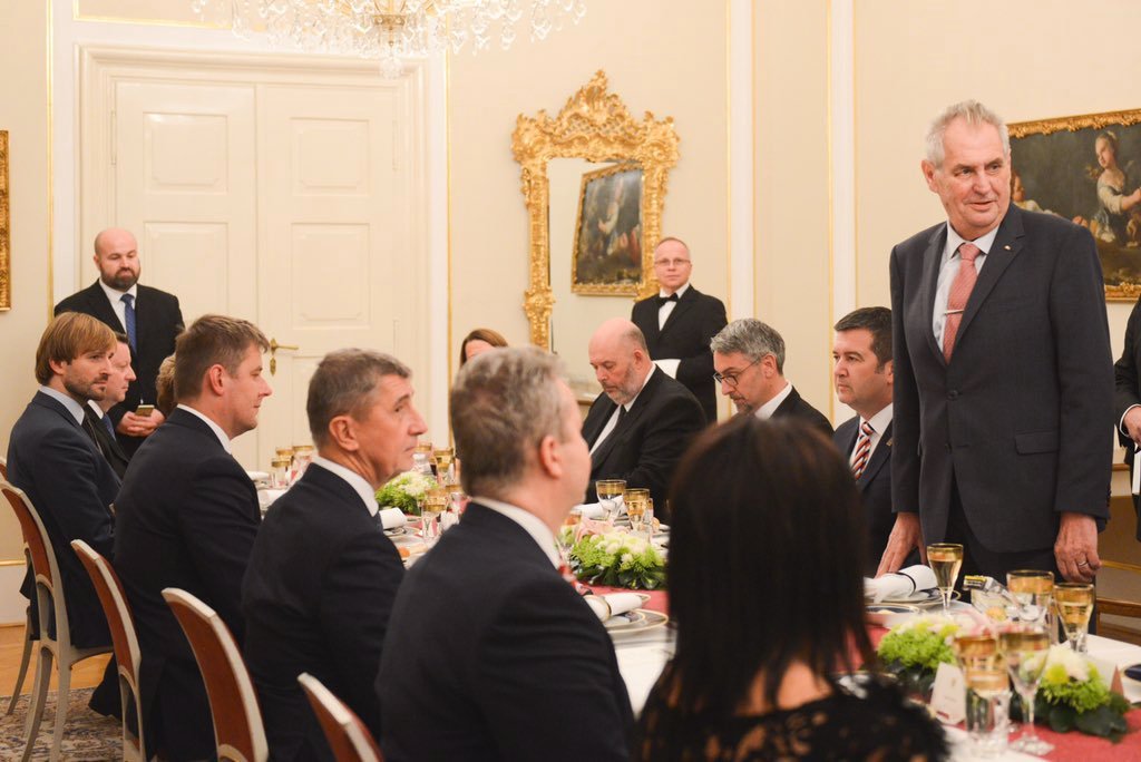 Členové vlády na adventní večeři u prezidenta Miloše Zemana v Lánech.