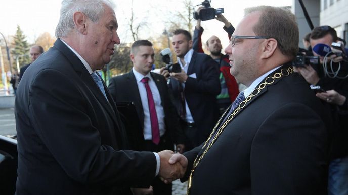 Prezident Miloš Zeman (vlevo) navštívil Moravskoslezský kraj. Na krajském úřadě v Ostravě ho přivítal hejtman Miroslav Novák (vpravo). Prezident Miloš Zeman (vlevo) navštívil Moravskoslezský kraj. Na krajském úřadě v Ostravě ho přivítal hejtman Miroslav Novák (vpravo).