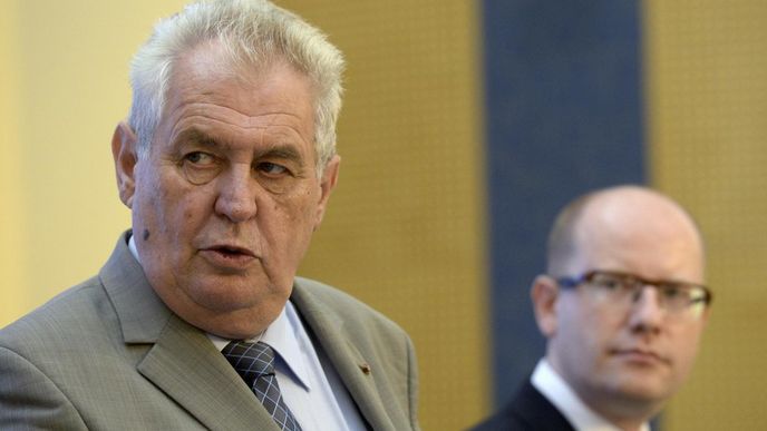 Prezident Miloš Zeman (vlevo) po zasedání vlády