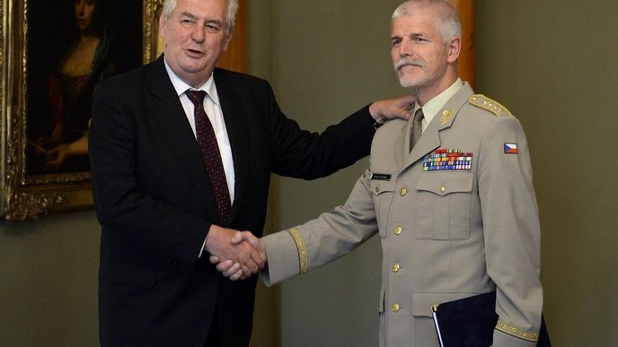 Prezident Miloš Zeman (vlevo) přijal 1. října v Praze náčelníka Generálního štábu Armády ČR Petra Pavla.