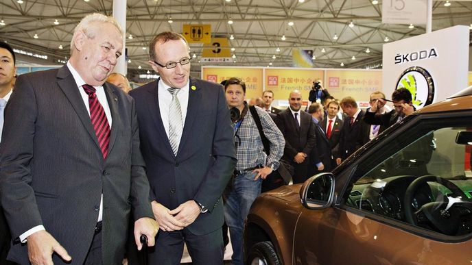 Prezident Miloš Zeman (vlevo) se 24. října zúčastnil zahájení Západočínského mezinárodního veletrhu v Čcheng-tu, hlavním městě čínské provincie S'-čchuan. Na veletrhu vystavuje i několik českých firem. Na snímku si prezident prohlíží čínskou verzi vozu Škoda Yeti, vpravo je vedoucí Škoda Auto China Andreas Hafemann. Prezident Miloš Zeman (vlevo) se 24. října zúčastnil zahájení Západočínského mezinárodního veletrhu v Čcheng-tu, hlavním městě čínské provincie S'-čchuan. Na veletrhu vystavuje i několik českých firem. Na snímku si prezident prohlíží čínskou verzi vozu Škoda Yeti, vpravo je vedoucí Škoda Auto China Andreas Hafemann.