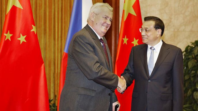 Prezident Miloš Zeman (vlevo) s čínským premiérem Li Kche-čchiangem (vpravo) v Pekingu. (27. října )