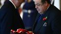 Prezident Miloš Zeman (vlevo) udělil 28. října nejvyšší české státní vyznamenání Řád bílého lva in memoriam bývalému předsedovi britské vlády Winstonu Churchillovi. Za Churchilla převzal ocenění jeho vnuk, britský poslanec Nicolas Soames. Prezident Miloš Zeman (vlevo) udělil 28. října nejvyšší české státní vyznamenání Řád bílého lva in memoriam bývalému předsedovi britské vlády Winstonu Churchillovi. Za Churchilla převzal ocenění jeho vnuk, britský poslanec Nicolas Soames.