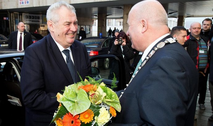 Prezident Miloš Zeman (vlevo) zahájil 2. února návštěvu Ústeckého kraje. Na snímku ho před budovou krajského úřadu v Ústí nad Labem vítá hejtman Oldřich Bubeníček.