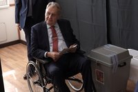 Zeman poprvé u voleb v Lánech: „Jsem váš nový občan.“ A zmínil pitomce i potíž s vozíkem