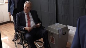 Prezident Miloš Zeman u komunálek: Poprvé odvolil v Lánech! A zmínil pitomce