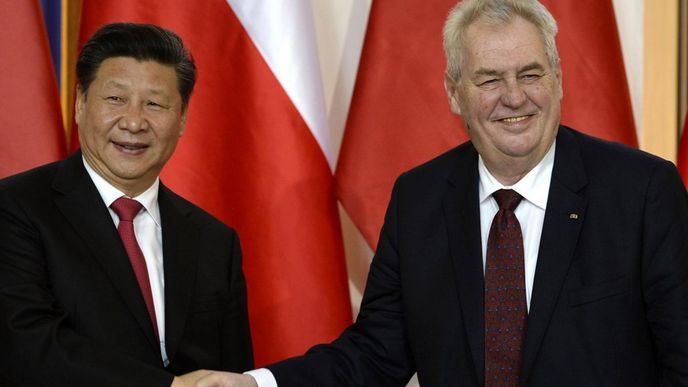 Prezident Miloš Zeman (vpravo) a jeho čínský protějšek Si Ťin-pching se 29. března na Pražském hradě setkali s novináři