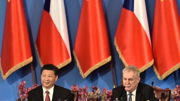 Prezident Miloš Zeman (vpravo) a jeho čínský protějšek Si Ťin-pching (vlevo) se 30. března zúčastnili diskusního ekonomického fóra na pražském Žofíně.