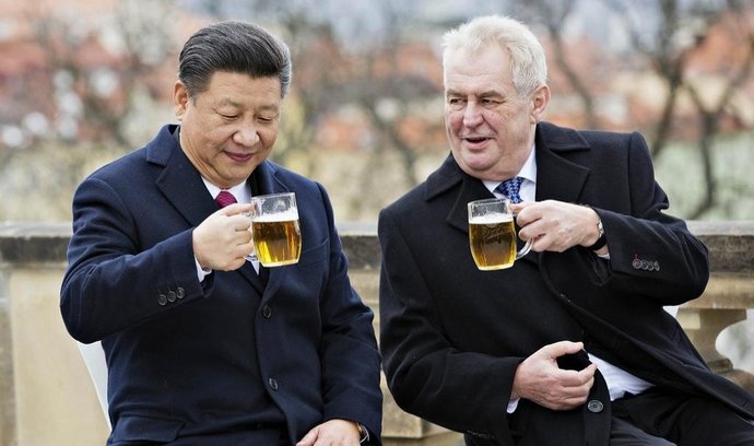 Prezident Miloš Zeman (vpravo) a jeho čínský protějšek Si Ťin-pching (vlevo) si na závěr Si Ťin-pchingovy návštěvy ČR připili pivem na terase Strahovského kláštera v Praze.