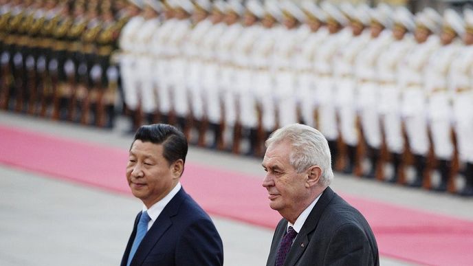 Prezident Miloš Zeman (vpravo) při setkání s čínským prezidentem Si Ťin-pchingem 27. října v Pekingu.