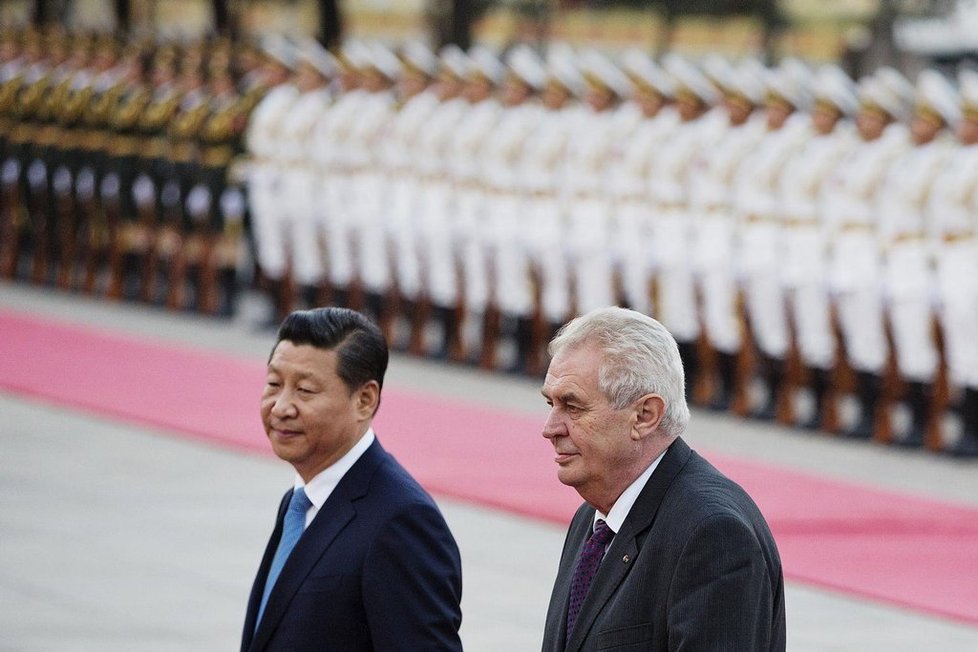 Prezident Miloš Zeman (vpravo) při setkání s čínským prezidentem Si Ťin-pchingem 27. října v Pekingu.