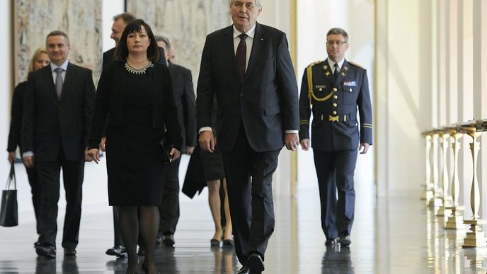 Prezident Miloš Zeman (vpředu vpravo) přichází se svou manželkou Ivanou (vpředu vlevo) 11. března v Praze na setkání s členy diplomatického sboru.