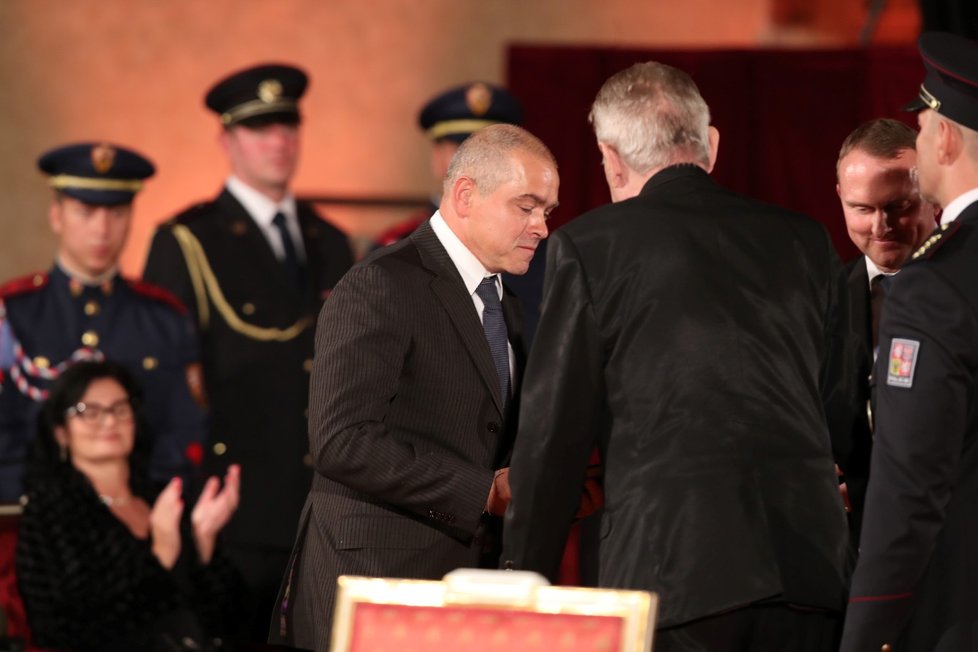 Prezident Miloš Zeman udělil Řád Bílého lva Josefu Ocelkovi (28. 10. 2019).