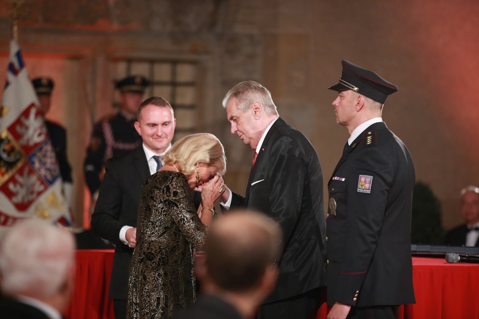 Prezident Miloš Zeman udělil Řád Bílého lva Helmutu Zilkovi (28. 10. 2019).