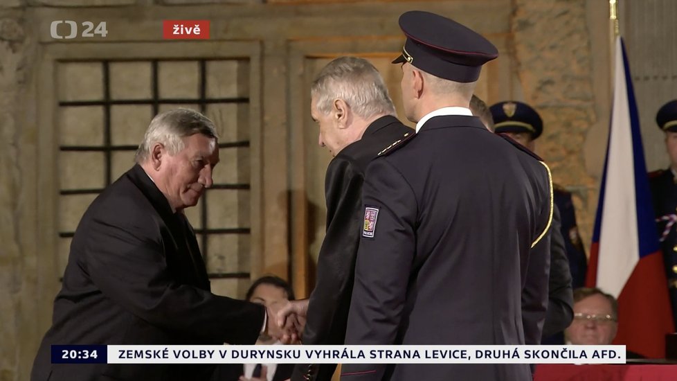 Prezident Miloš Zeman udělil Řád bílého lva Jaroslavu Selnerovi. (28. 10. 2019)