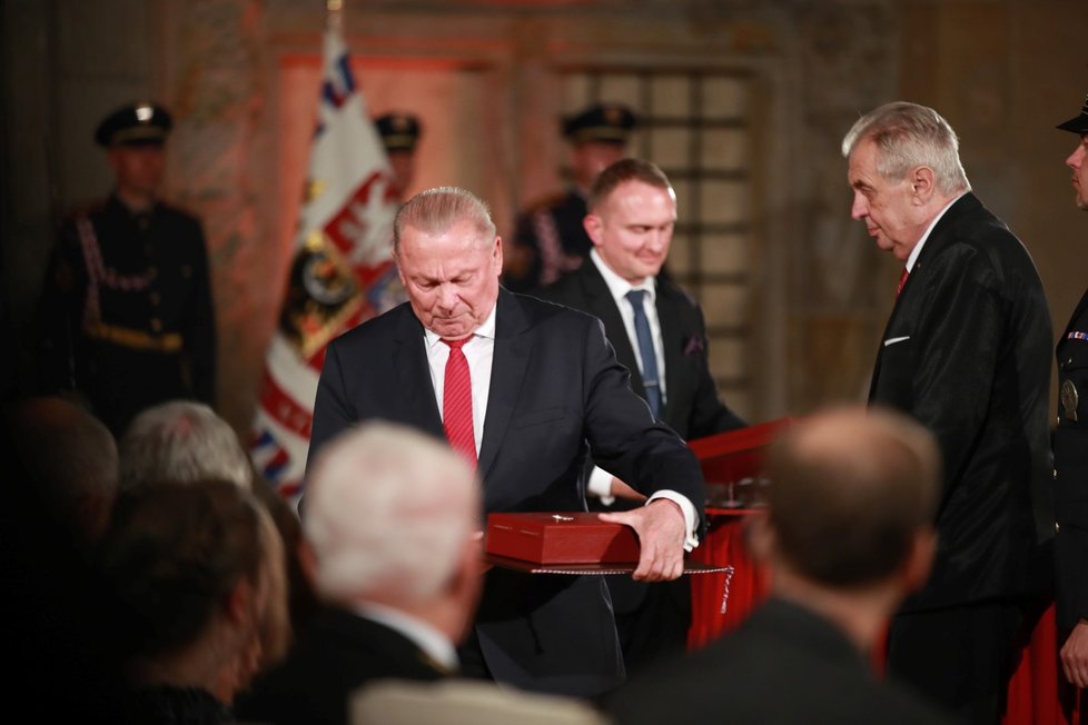 Prezident Miloš Zeman udělil Řád Bílého lva Rudolfu Schusterovi (28. 10. 2019).